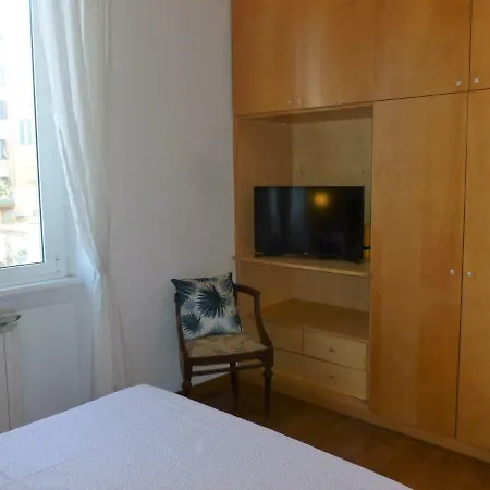 Vincent Van Vogh Apartment *