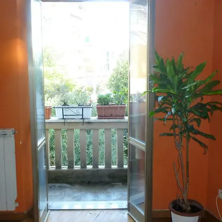 Vincent Van Vogh Apartment *