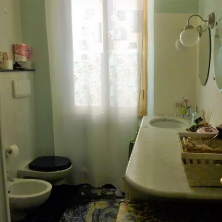 Vincent Van Vogh Apartment